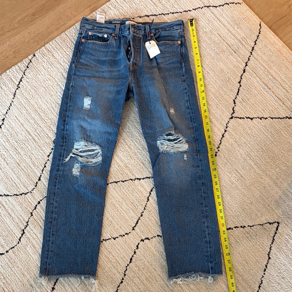 NWT Levi’s wedgie straight fit Distressed Blue Jeans size 29